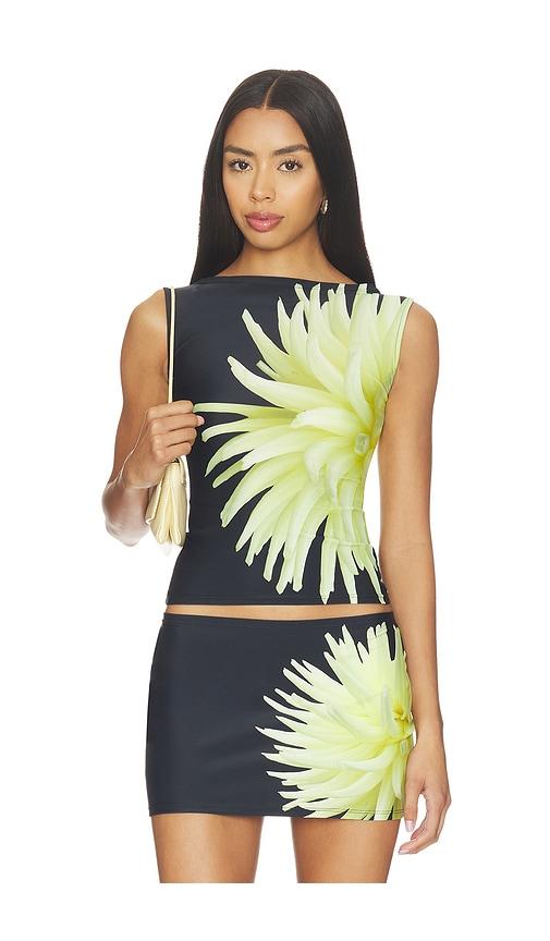 1xblue tank top in yellow.