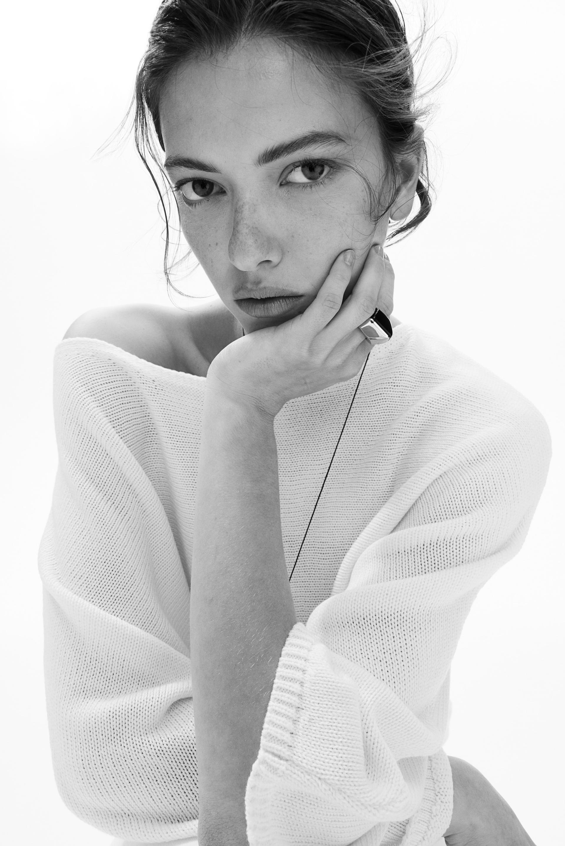 batwing-sleeved sweater