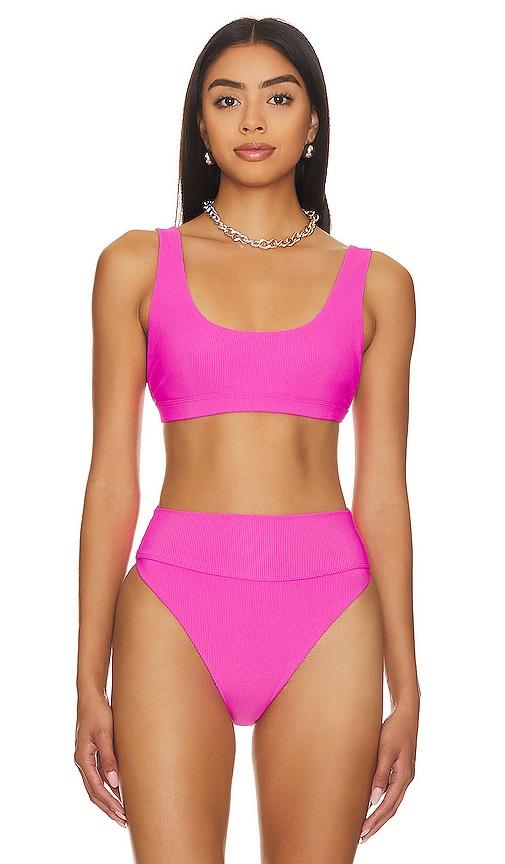 beach riot x revolve peyton bikini top in fuchsia.