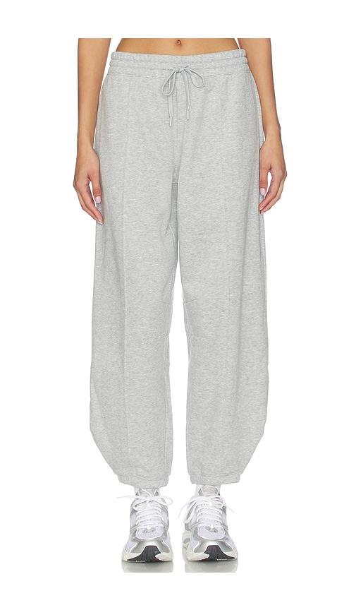 beyond yoga luxefleece barrel sweatpant in grey.