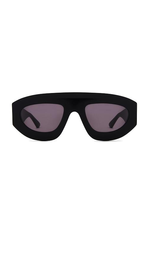 bottega veneta pilot mask sunglasses in black.