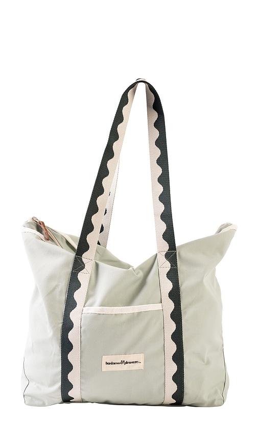 business & pleasure co. beach bag in green.