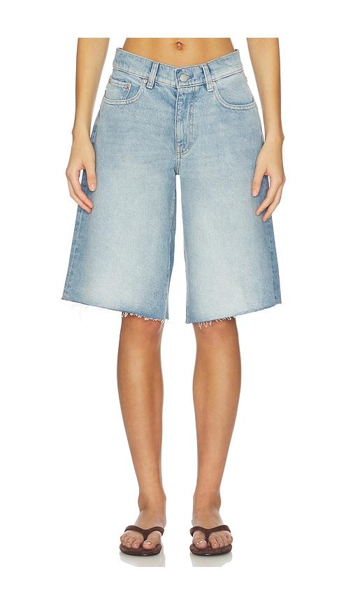 dl1961 abby low rise relaxed denim short in blue.