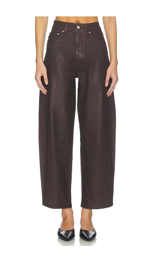 dl1961 miro high rise barrel jeans in chocolate.