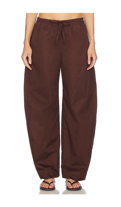 eaves lana barrel leg pant in chocolate.