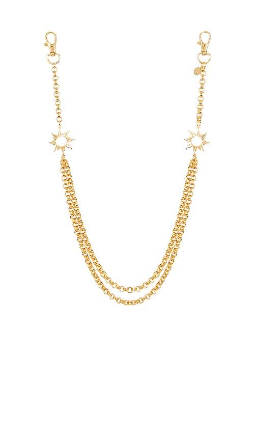 emma pills x leslie amon aftersun chain belt in metallic gold.