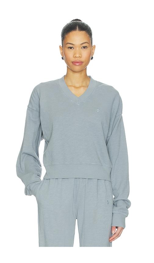 eterne lightweight french terry cropped v-neck sweatshirt in slate.