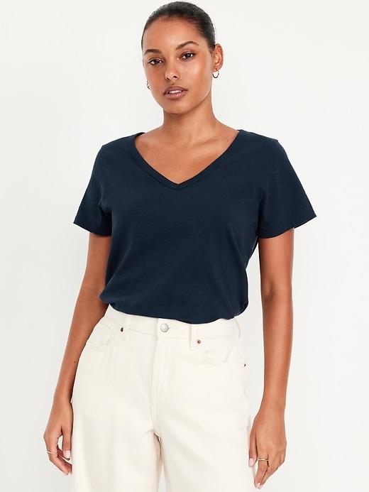 everywear v-neck t-shirt