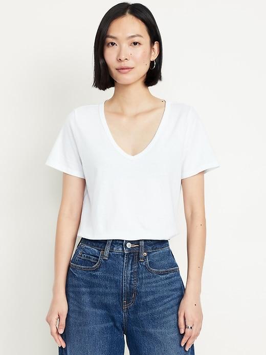 everywear v-neck t-shirt