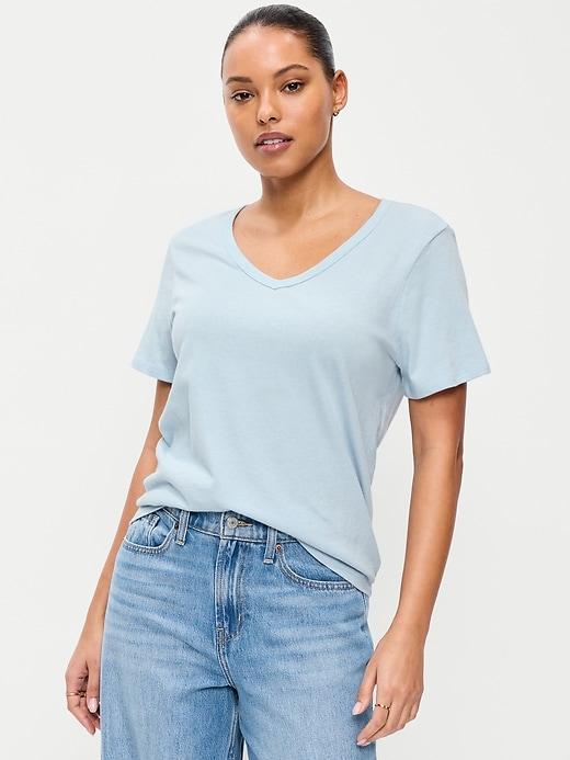 everywear v-neck t-shirt