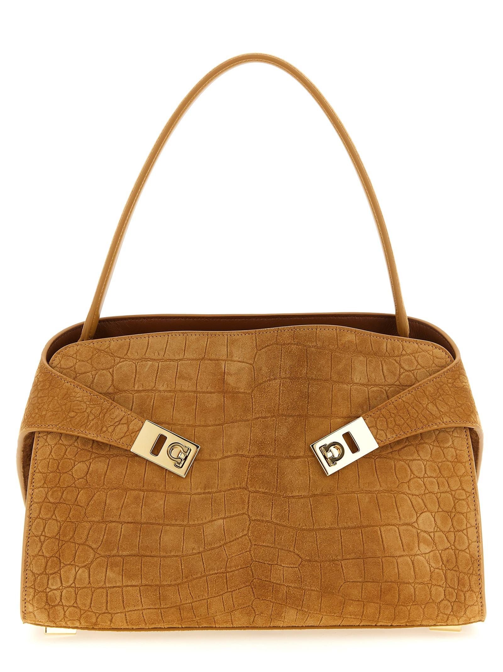 ferragamo hug soft (m) shoulder bag