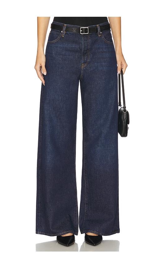 frame the loose jeans in blue.