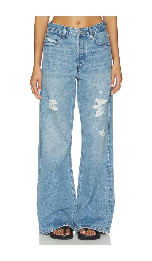 frame the loose jeans in blue.