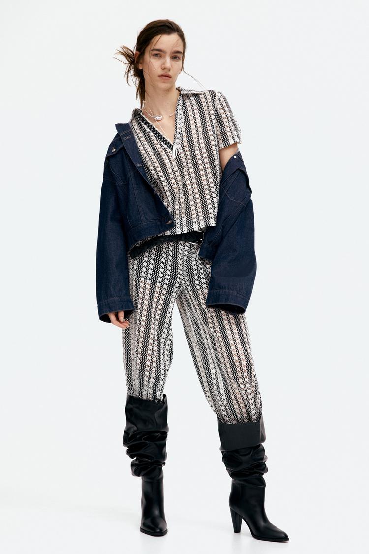 hole-patterned top with collar