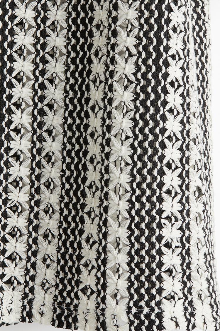 hole-patterned top with collar