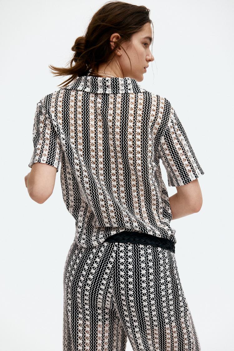 hole-patterned top with collar