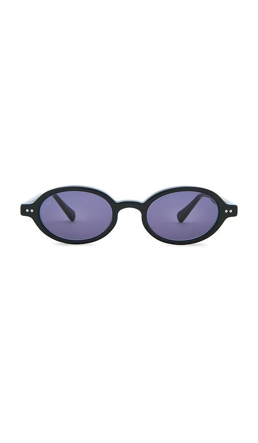 jimmy fairly the elvie sunglasses in black.