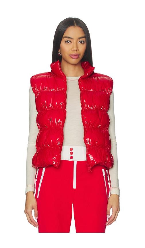 jorde nell vest in red.