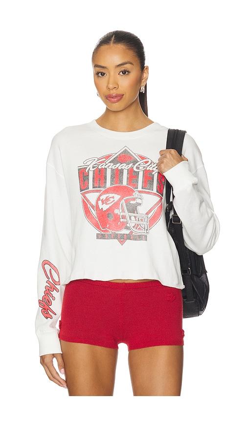 junk food chiefs helmet crop sweatshirt in ivory.