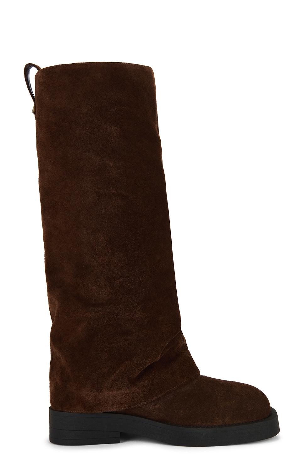 keira up cloak boot