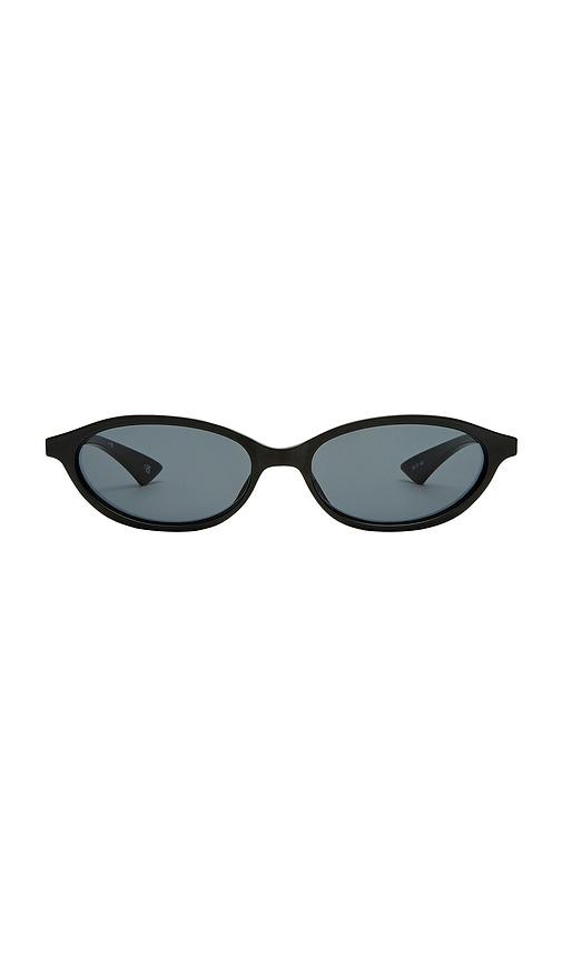 le specs duskfall sunglasses in black.