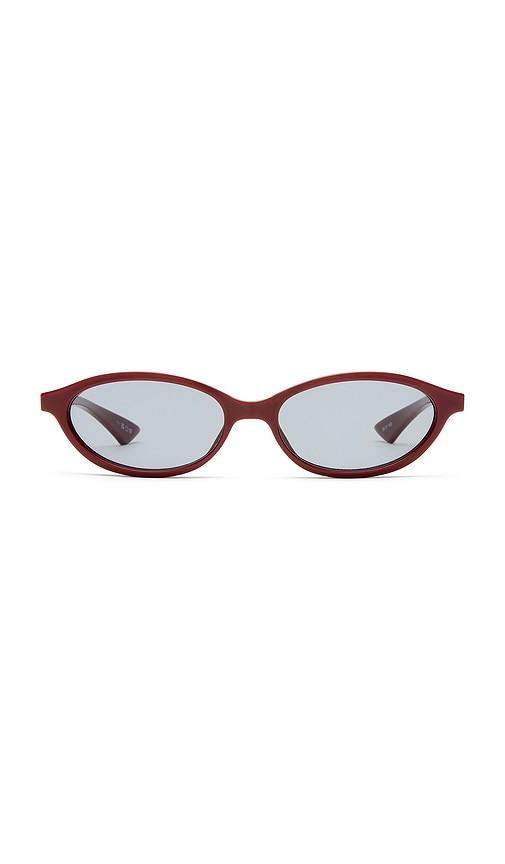 le specs duskfall sunglasses in burgundy.