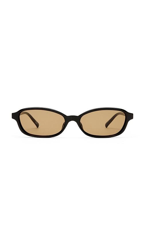 le specs honey pot sunglasses in black.