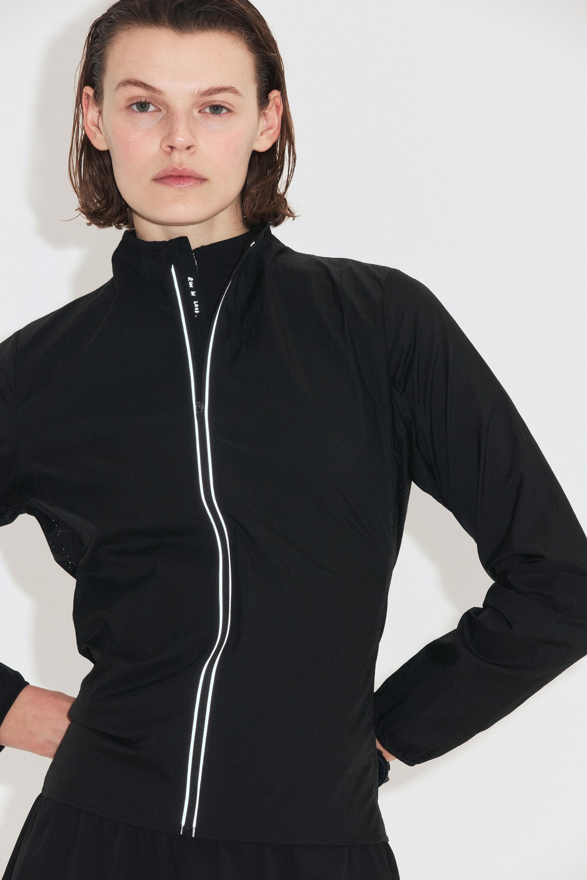 lightweight running jacket with drymove™