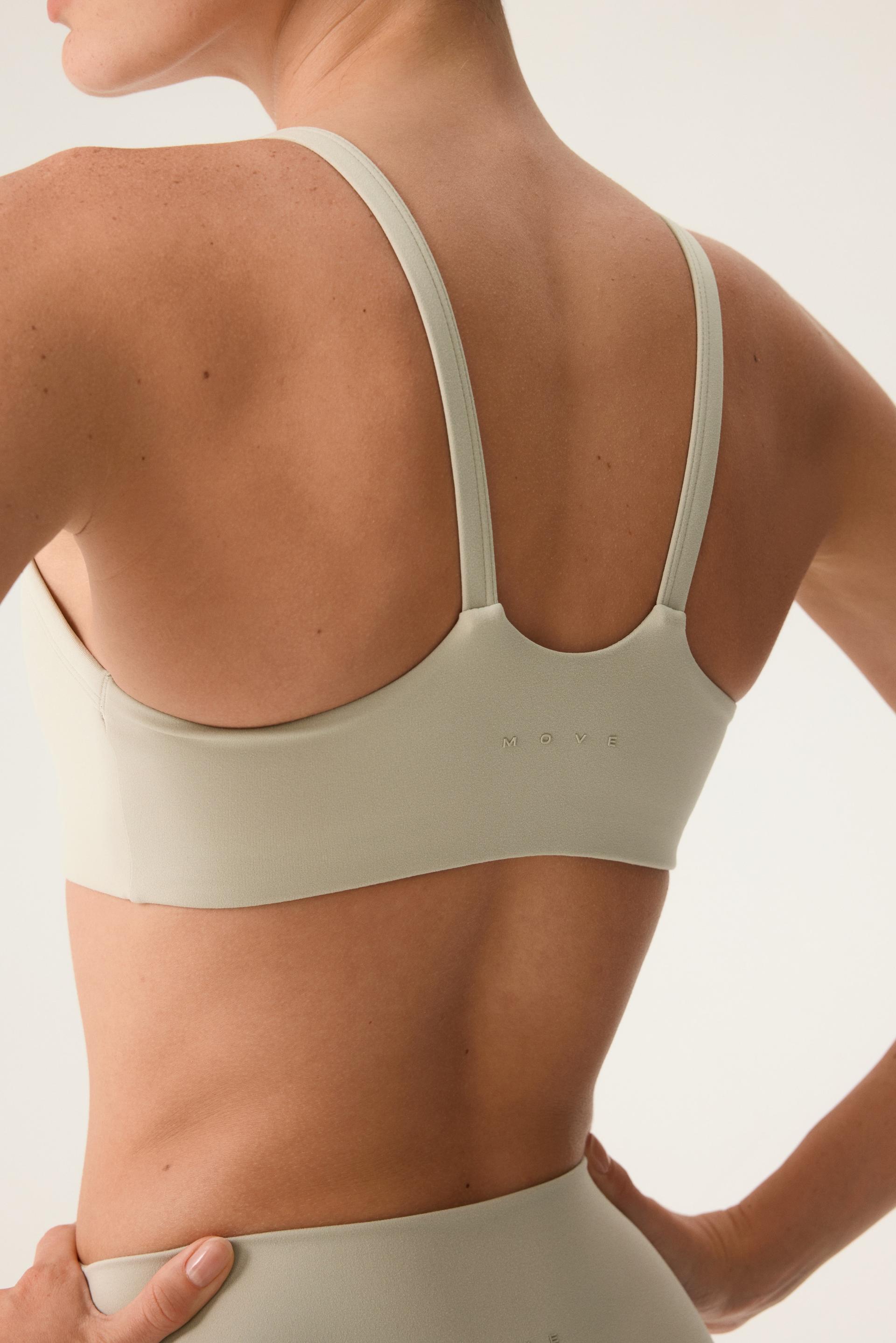medium support sports bra with softmove™