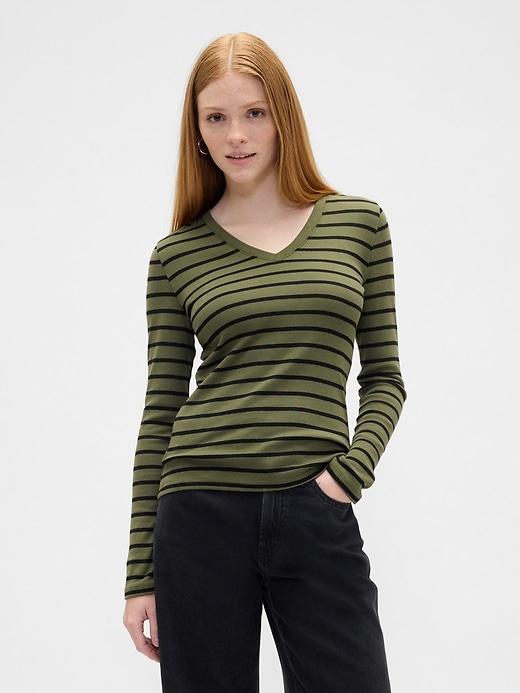 modern ribbed v-neck t-shirt