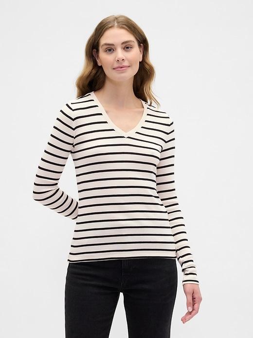 modern ribbed v-neck t-shirt