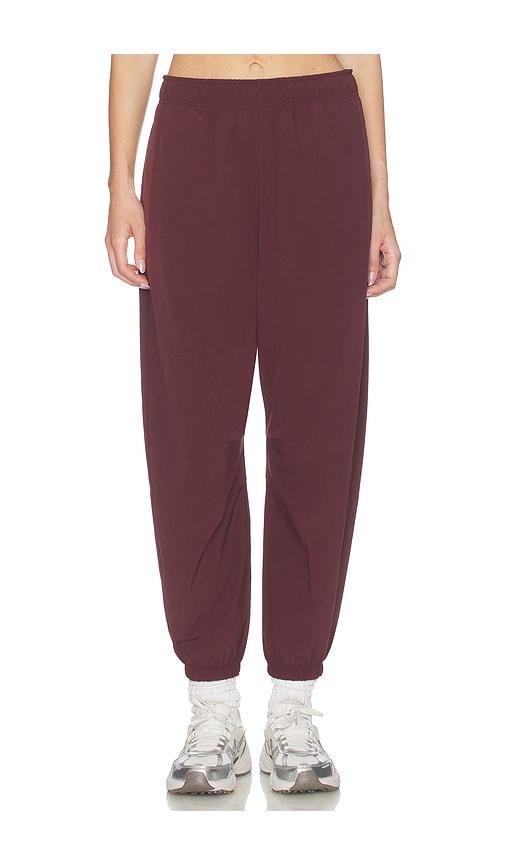 nike dri fit woven pant in burgundy.
