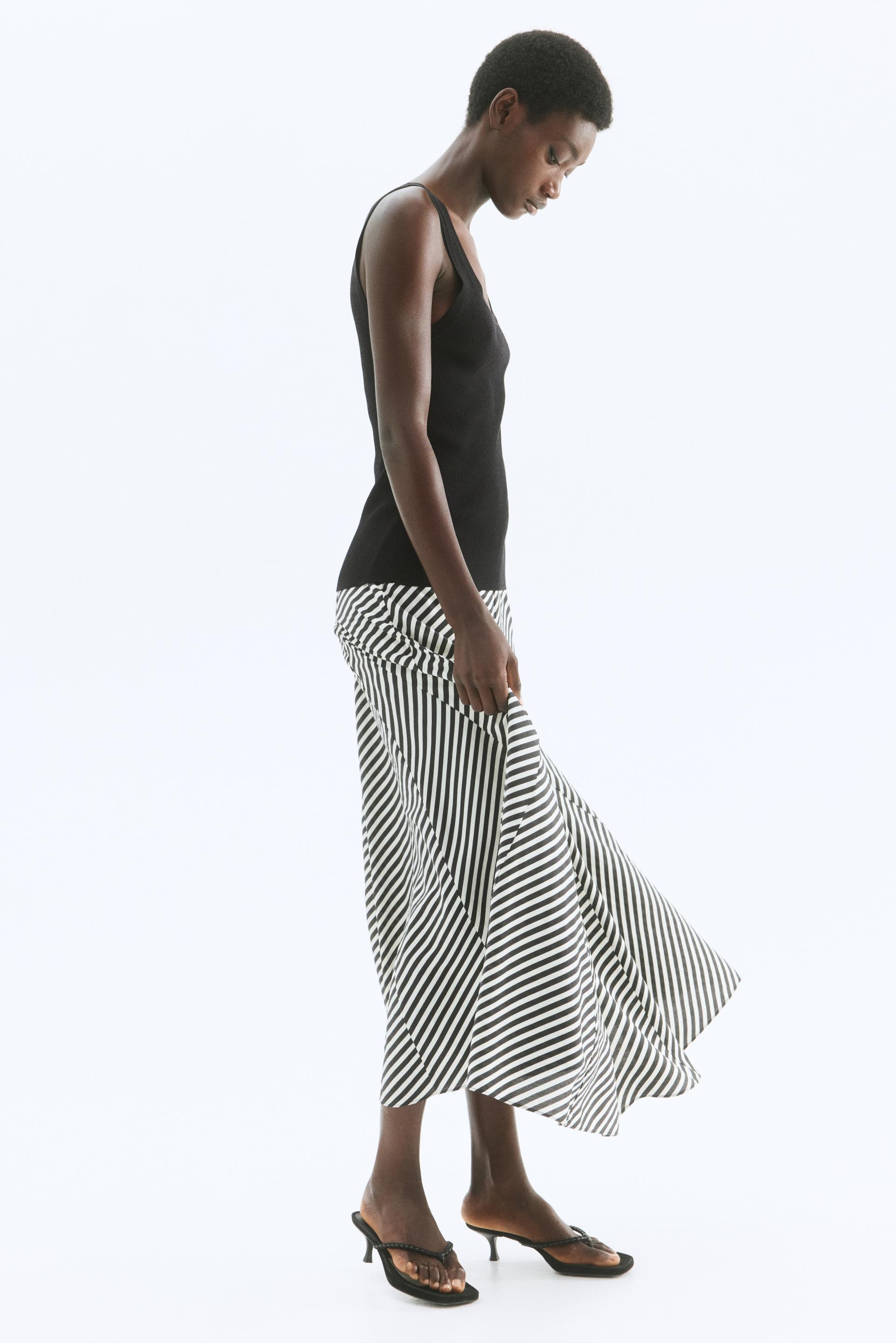 pleated skirt