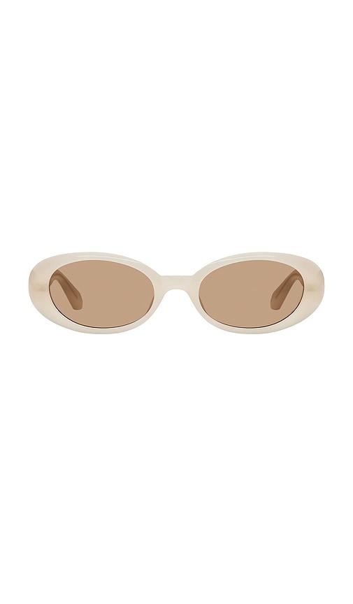 quay felt cute sunglasses in ivory.