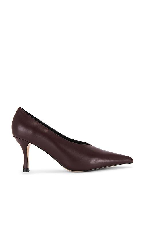raye noa pump in burgundy.