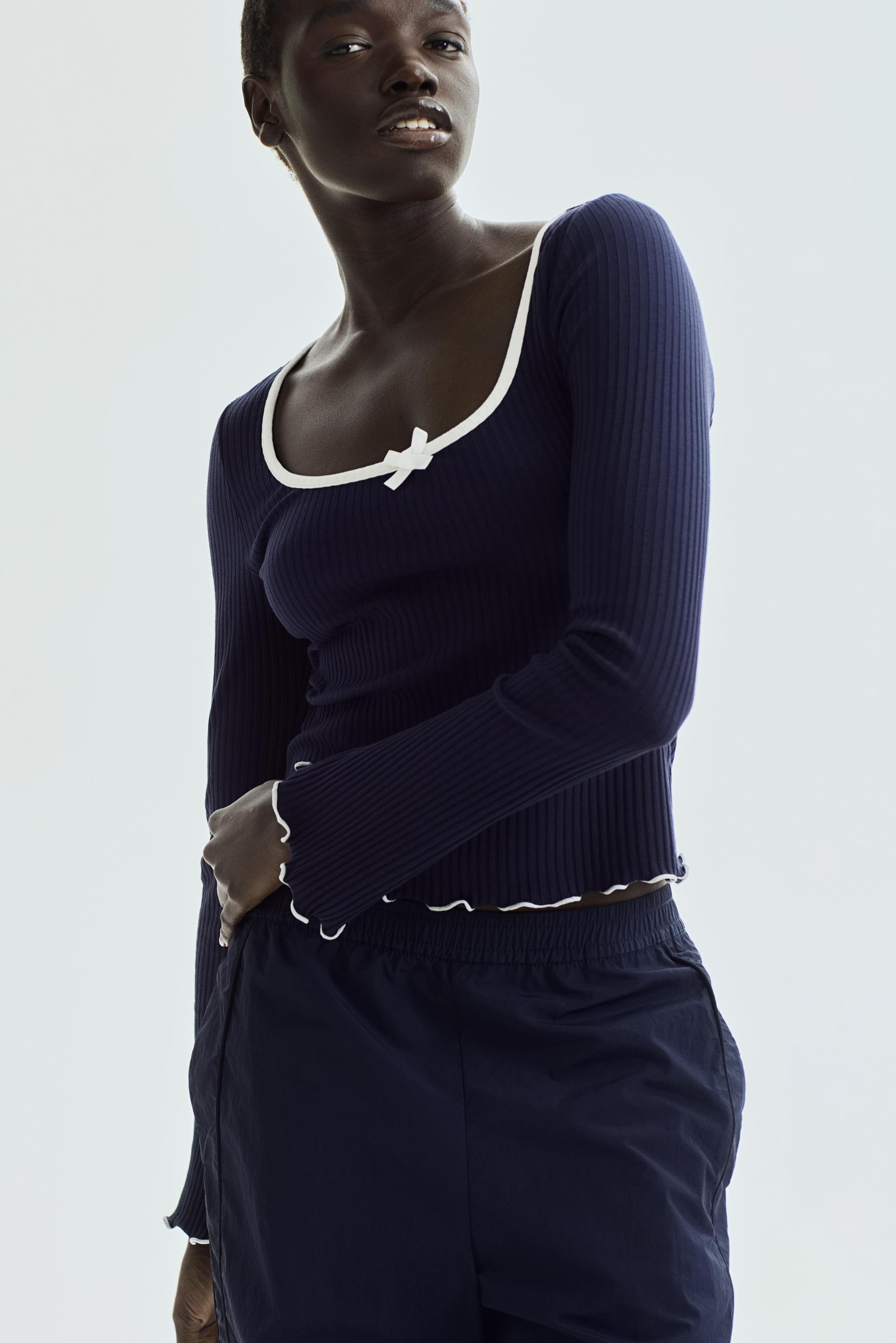 ribbed top with overlocked trim