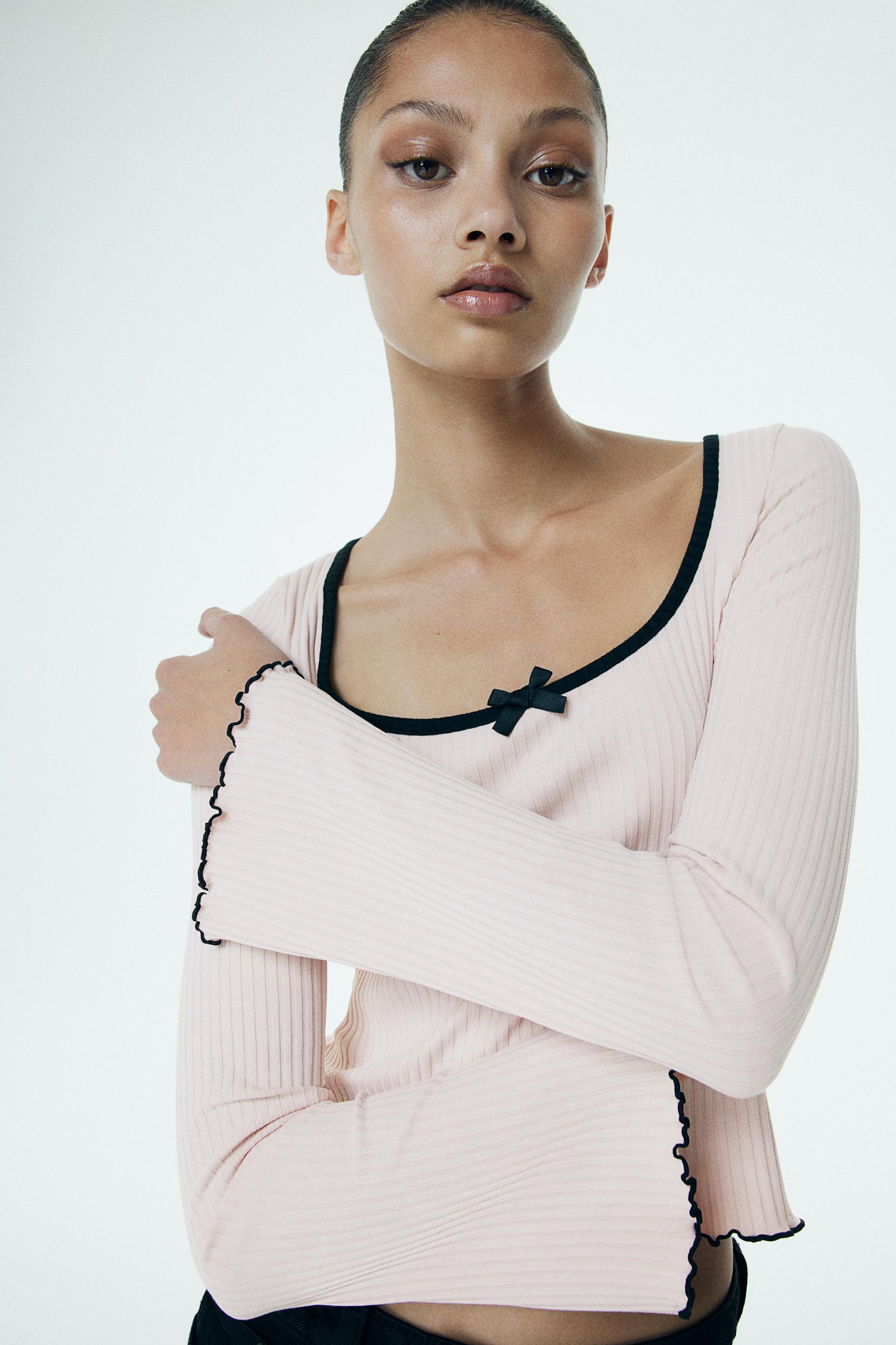 ribbed top with overlocked trim