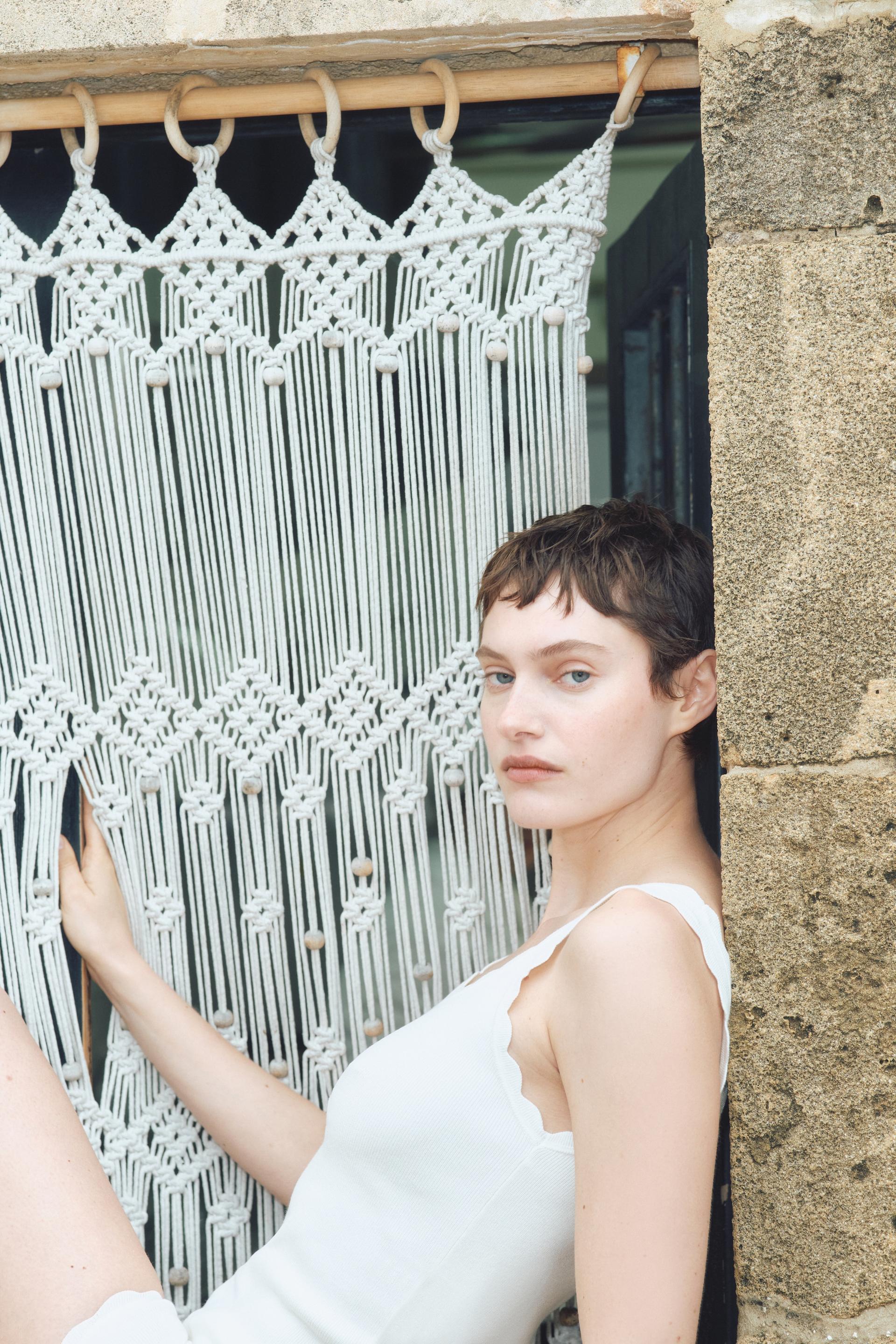 scalloped-edge fine-knit tank top