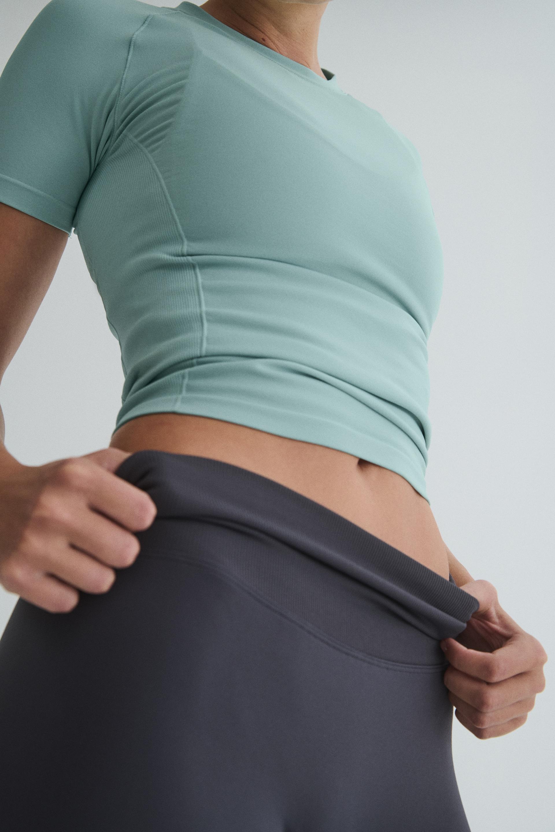 seamless slim-fit sports t-shirt with drymove™