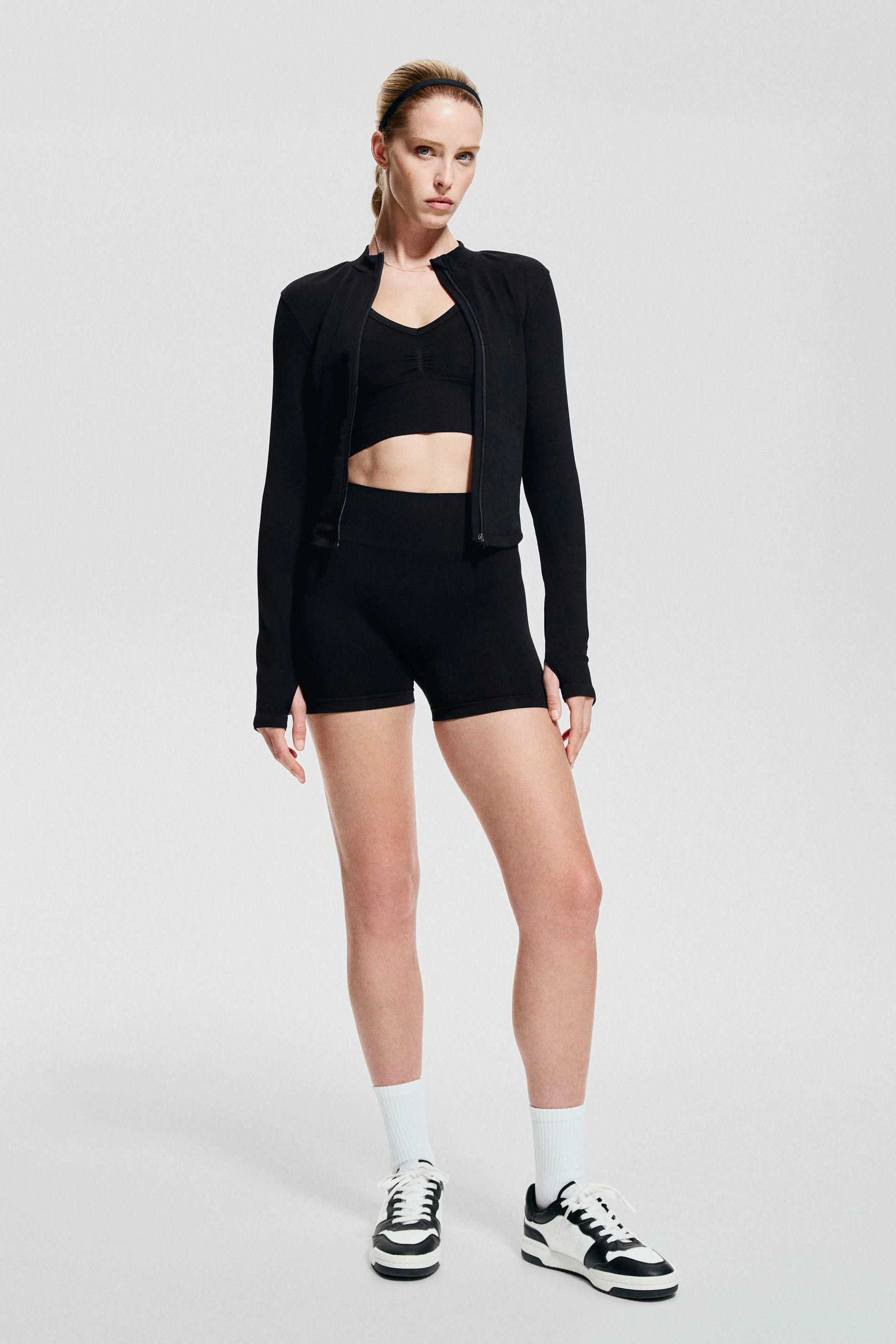 seamless sports hot pants with drymove™