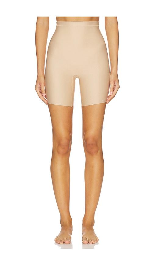 skims body cs mid rise short in beige.
