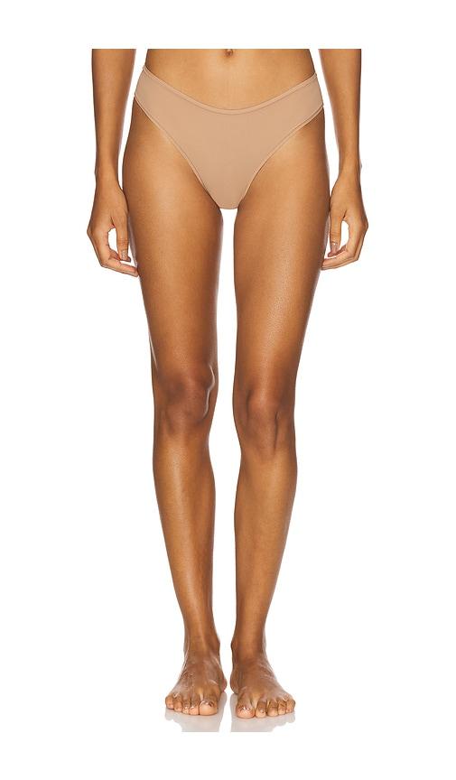 skims fits everybody thong in beige.