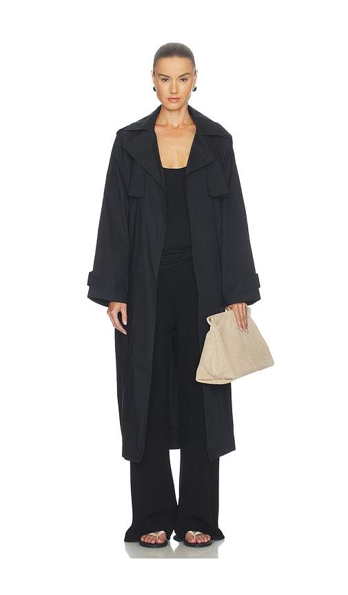 skims swiss cotton sateen trench coat in black.
