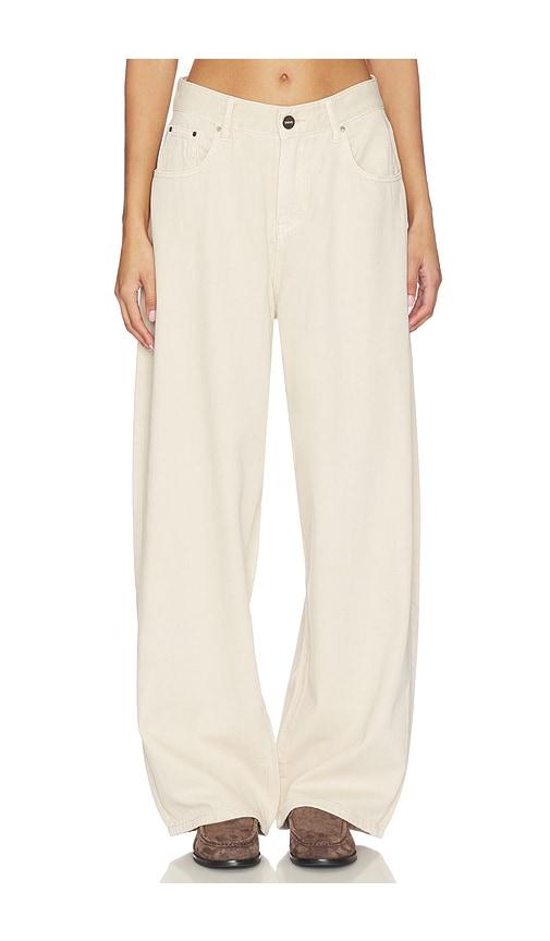 sndys lukas lightweight jeans in cream.