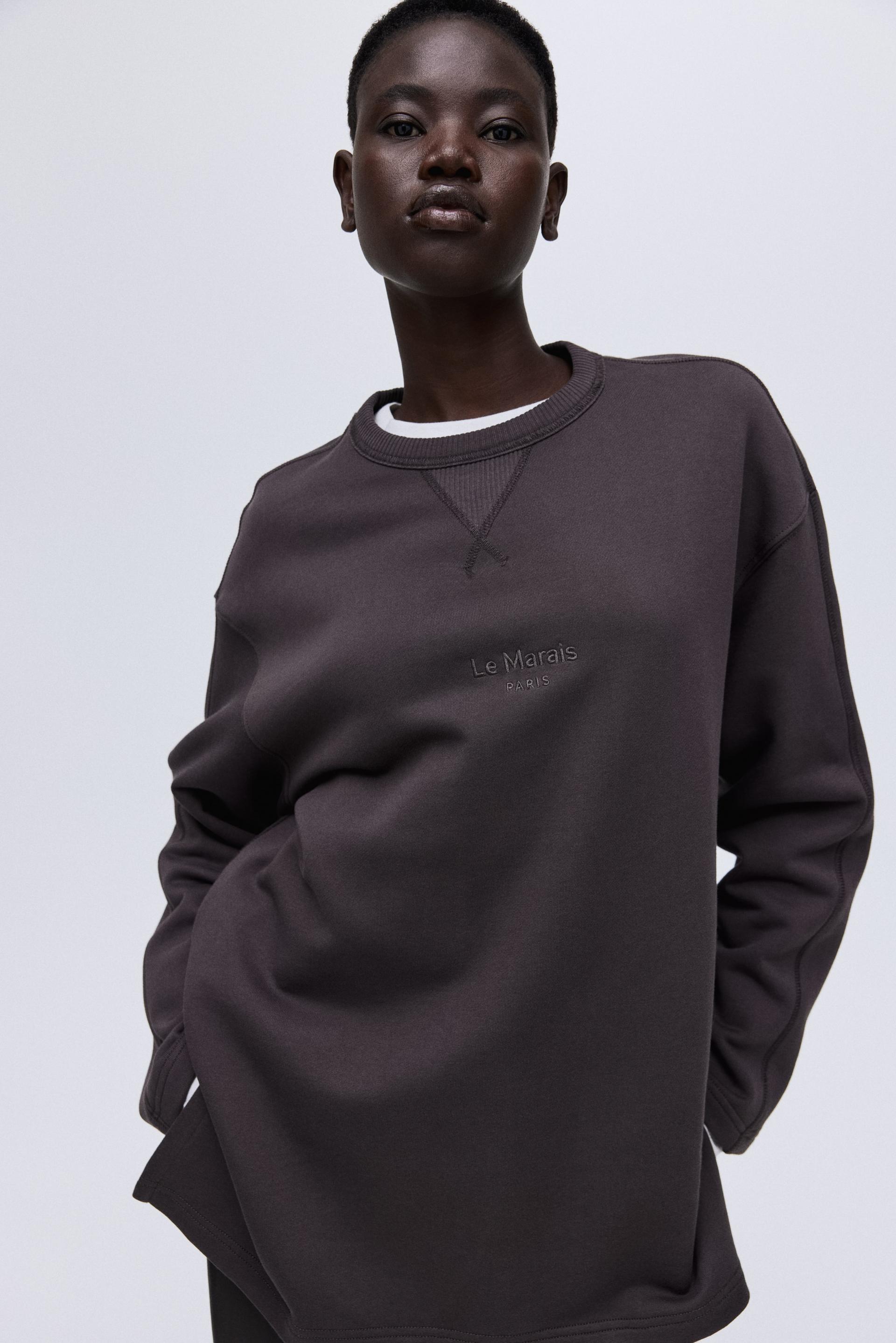 sweatshirt with text motif