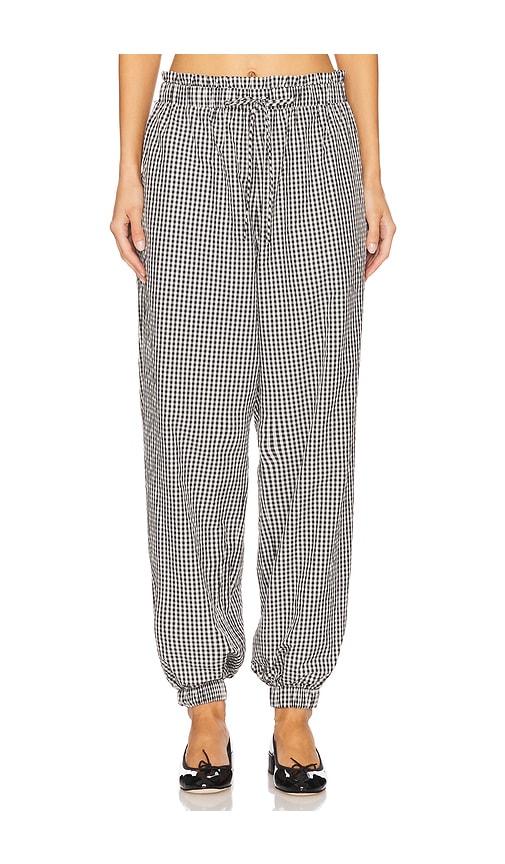 tanner fletcher kennedy ruffle gingham track pant in black.