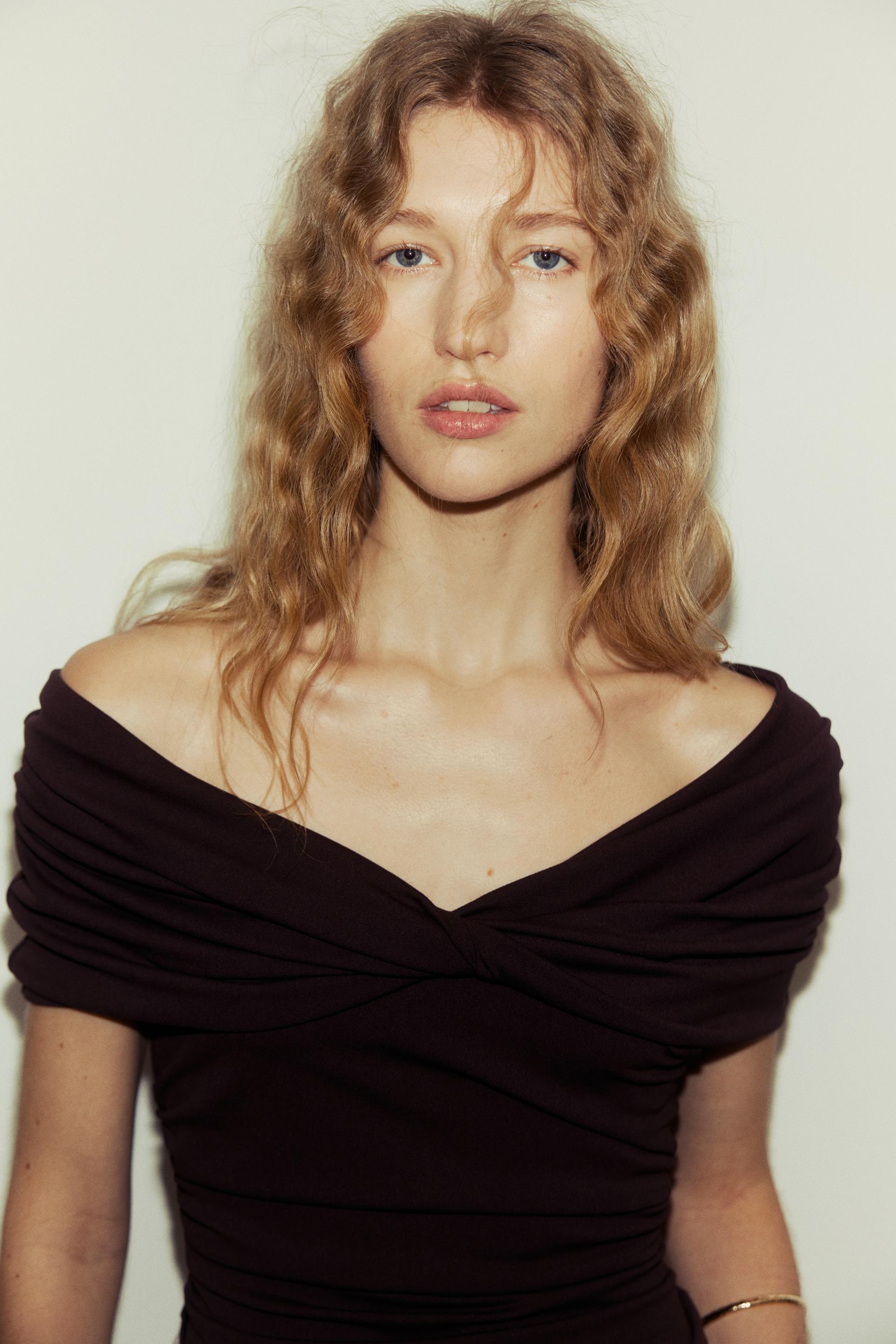 twist-detail off-the-shoulder top