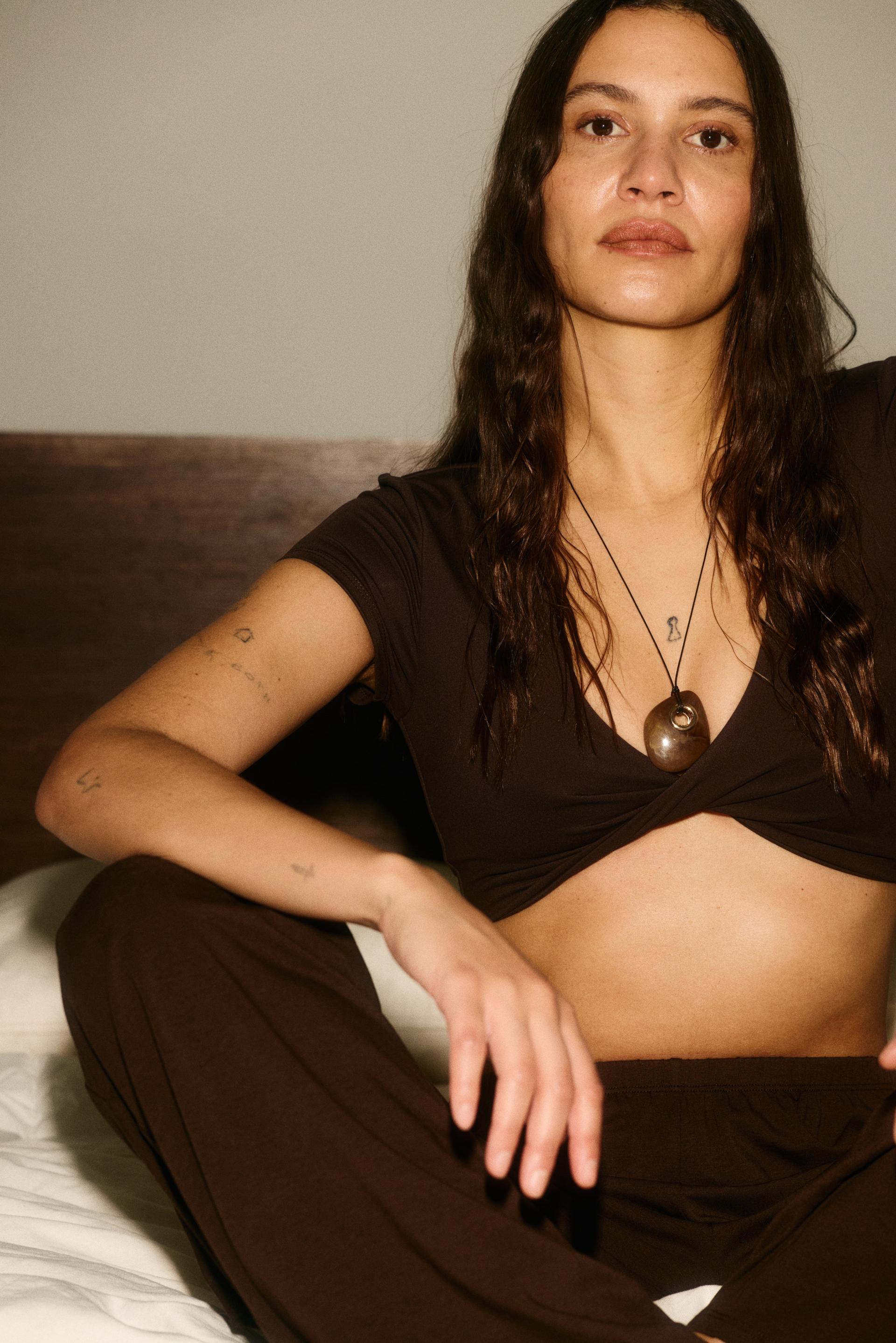 twist-detail sports top with softmove™