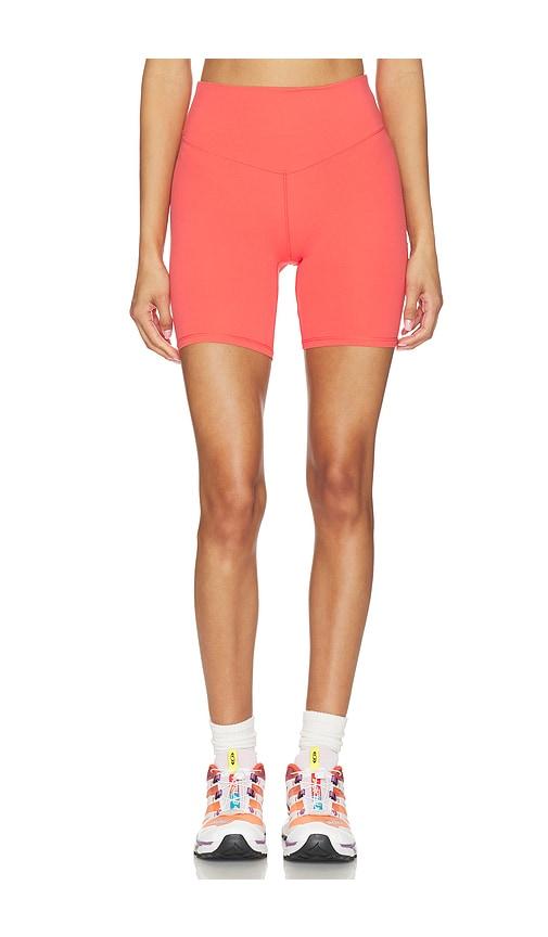 vuori all the form shorts 6 in coral.