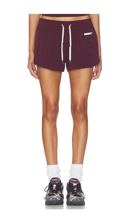 vuori clementine 2.0 short 2.5 in burgundy.